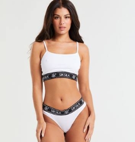 العنوان: تجربة واقعية مع خامات ملابس السباحة من Siksilk Swimwear